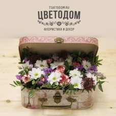 Сундук с хризантемами и гвоздиками