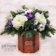 Новогодняя композиция с хризантемой 