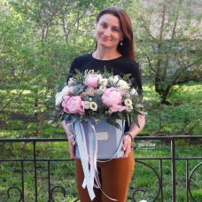 Шляпная коробка с пионами