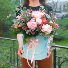 Шляпная коробка с пионами